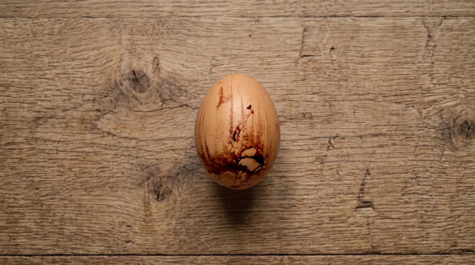 Egg_on_table_minimalist_2K_202607221418