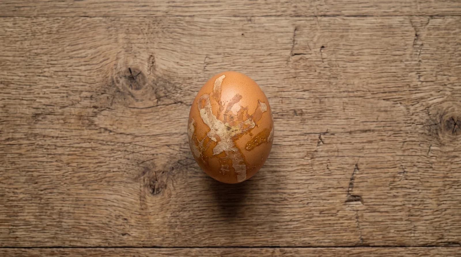 Egg_on_table_minimalist_2K_202607221347